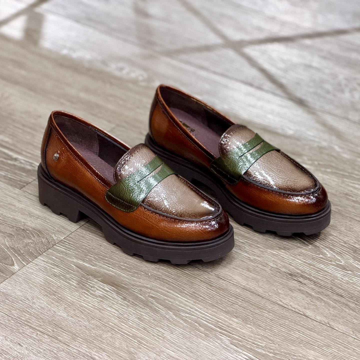 Neo Diana Cuero Loafer